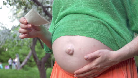 Mujer-Embarazada-Sosteniendo-Una-Imagen-De-Ecografía