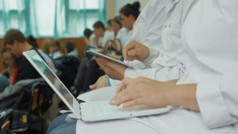 Medizinstudenten-Nutzen-Laptop-Und-Pad-In-Der-Vorlesung