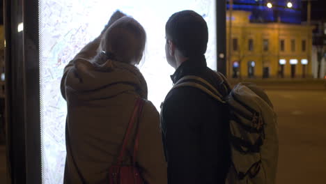 Tourists-checking-the-pad-route-with-street-map