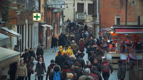 Tráfico-De-Personas-En-La-Calle-Peatonal-De-Venecia,-Italia.