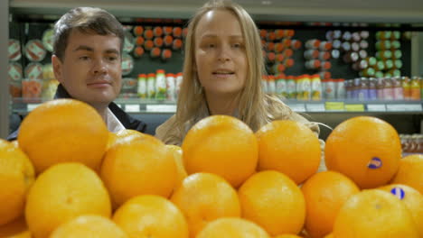 Mann-Und-Frau-Wählen-Orangen