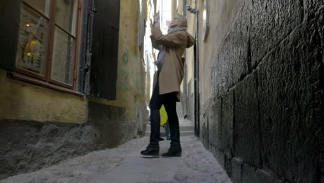 Couple-in-the-narrowest-street-of-Old-Town-Stockholm