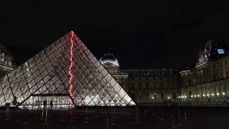 Hyperlapse-of-Louvre-and-Pyramid-at-night