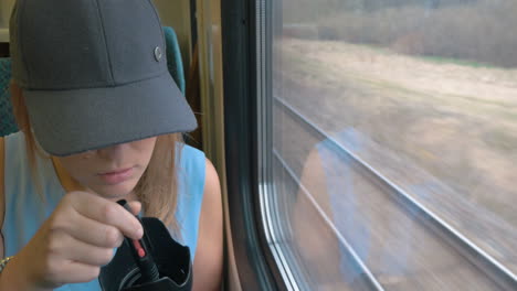 Mujer-Joven-Tomando-Una-Foto-En-El-Tren