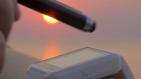 Verwendung-Einer-Touchscreen-Smartwatch-Bei-Sonnenuntergang