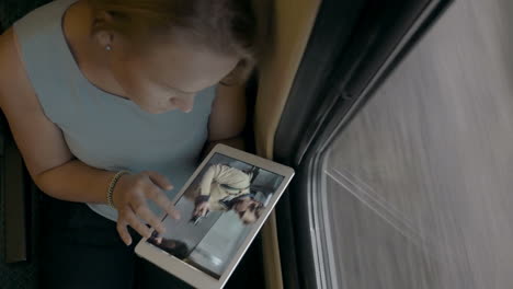 Junges-Mädchen-Mit-Tablet-PC-Beim-Betrachten-Von-Fotos-Im-Zug