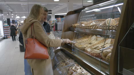 Couple-Choosing-Bakery-in-Supermarket