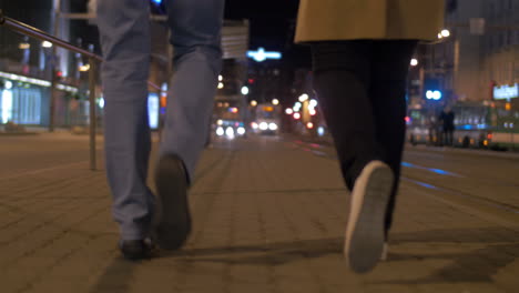Couple-walking-in-the-evening-city