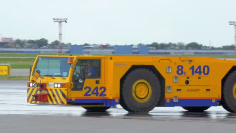 Airtow-moving-on-runway