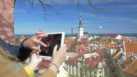 Menschen,-Die-Fotos-Von-Oben-Auf-Die-Historische-Stadt-Tallinn-Machen