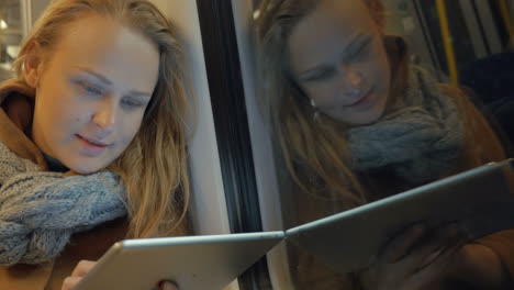 Mujer-Usando-Tableta-En-El-Metro