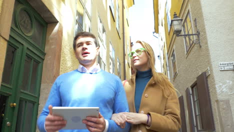 Ein-Paar-Touristen-Wandern-Mit-Tablet-PC-Durch-Die-Altstadt