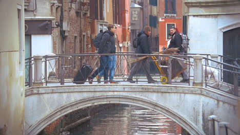 Venedig-Stadtszene-Mit-Brücke-Und-Gehenden-Menschen