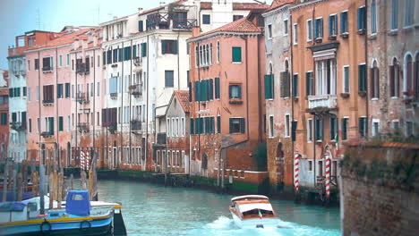 Motorboot-Segelt-Entlang-Des-Wasserkanals-In-Venedig,-Italien