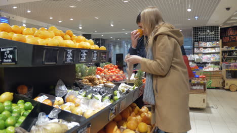 Glückliches-Paar-Wählt-Orangen-Im-Supermarkt