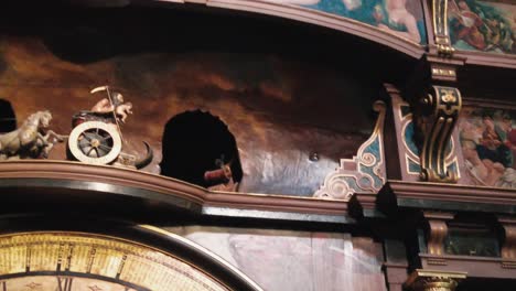 Nahaufnahme-Der-Detaillierten-Dekorationen-Der-Astronomischen-Uhr-In-Der-Kathedrale-Notre-Dame-In-Straßburg