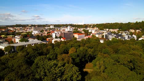 Drone-shot-over-green-dense-peace-park-in-Kaunas,-Lithuania