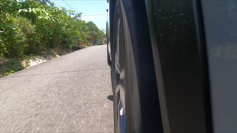 Nissan-X-Trail-Conduciendo-Por-La-Calle-Entre-árboles,-Coche-Nuevo,-Todoterreno-Compacto
