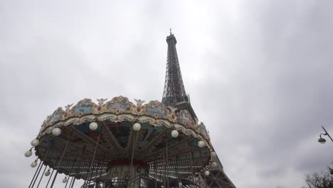 Karussell-Dreht-Sich-Unter-Dem-Eiffelturm