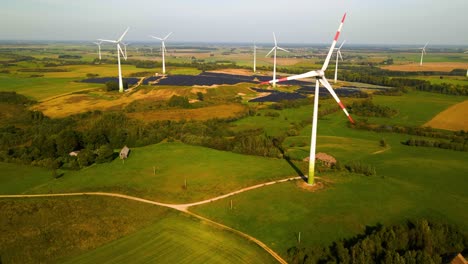 Imágenes-Aéreas-De-Turbinas-Eólicas-En-Un-Parque-Eólico-Que-Genera-Energía-Eléctrica-Verde-En-Un-Amplio-Campo-Verde-En-Un-Día-Soleado,-En-Taurage,-Lituania
