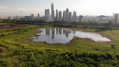 Tagsüber-Luftpanoramablick-Auf-Die-Feuchtgebiete-Des-Ökoschutzgebiets-Buenos-Aires-Mit-Den-Stadtgebäuden-Am-Horizont
