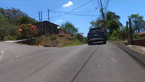 Nissan-X-Trail-Conduciendo-Por-La-Calle-Entre-árboles,-SUV-Crossover-Compacto,-Epower