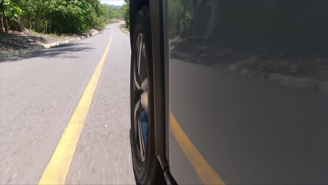 Nissan-X-Trail-Conduciendo-Por-La-Calle-Entre-árboles,-SUV-Crossover-Compacto,-2023