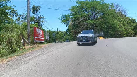Nissan-X-Trail-Conduciendo-Por-La-Calle-Entre-árboles,-SUV-Crossover-Compacto