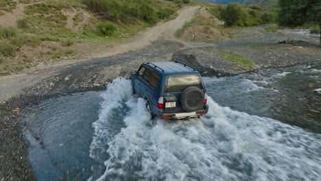 4x4-Auto-überquert-Den-Fluss-Chilik-In-Der-Region-Almaty-In-Der-Republik-Kasachstan,-Zentralasien