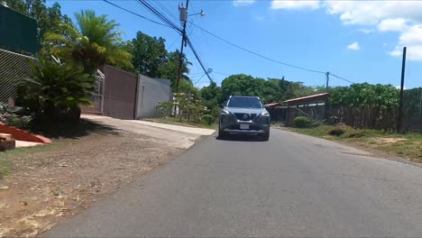 Nissan-X-Trail-Conduciendo-Por-La-Calle-Entre-árboles,-SUV-Crossover-Compacto