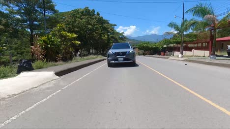 Nissan-X-Trail-Conduciendo-Por-La-Calle-Entre-árboles,-SUV-Crossover-Compacto,-Crossover