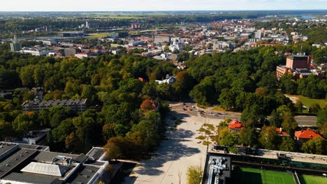 Drohnenschuss-über-Der-Litauischen-Sportuniversität-Und-Den-Tennisplätzen-In-Kaunas,-Litauen
