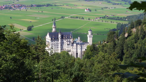 Castillo-De-Neuschwanstein-En-Schwangau,-Alemania,-Centrado,-Con-Vistas-Al-Valle-De-Los-Alpes