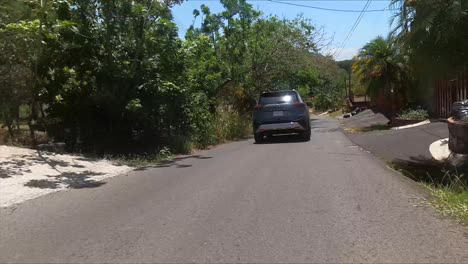 Nissan-X-Trail-Conduciendo-En-La-Calle-Entre-árboles,-Suv-Crossover-Compacto-Suv