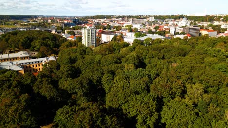 Drone-shot-over-green-dense-peace-park-in-Kaunas,-Lithuania