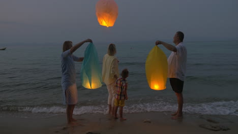 Family-flying-sky-lantern-on-the-beach