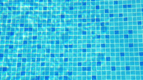Kleine-Blaue-Fliesen-Auf-Dem-Schwimmbadboden