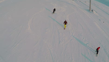Aerial-view-of-skiers-and-snowboarders