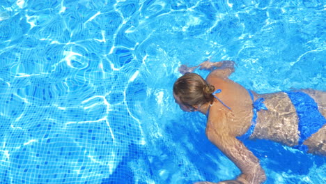 Mujer-Nadando-En-Una-Piscina-Al-Aire-Libre