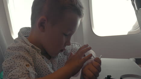 Kind-Benutzt-Smartwatch-Während-Flugreise
