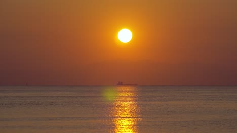 Goldener-Sonnenuntergang-über-Dem-Ruhigen-Meer