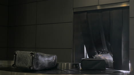 Travel-Bags-and-Suitcases-on-the-Luggage-Carousel