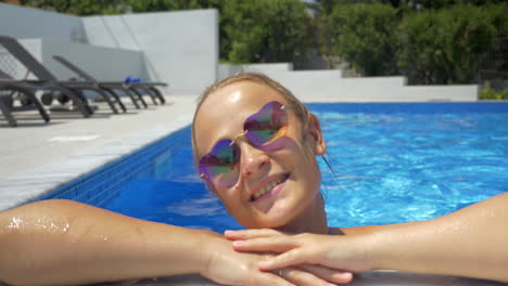 Frau-Mit-Sonnenbrille-Genießt-Sonnigen-Tag-Im-Pool
