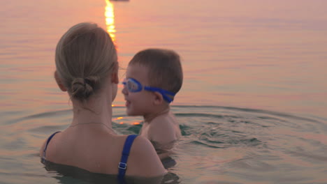 Mutter-Und-Sohn-Schwimmen-Gemeinsam-Im-Meer