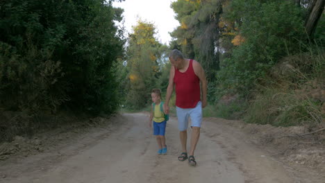 Hombre-Y-Niño-Caminando-Por-El-Camino-Rural