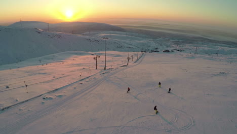 Esquiar-Y-Hacer-Snowboard-En-Una-Pendiente