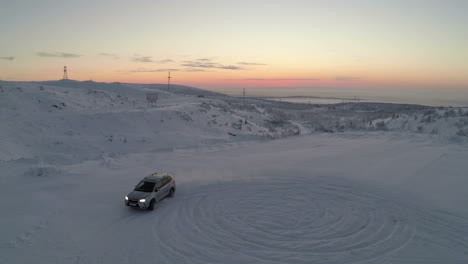 Auto-Driftet-Auf-Schnee-Luftbild
