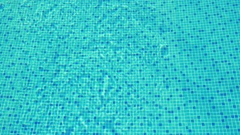 Klares-Wasser-Im-Blau-Gefliesten-Pool