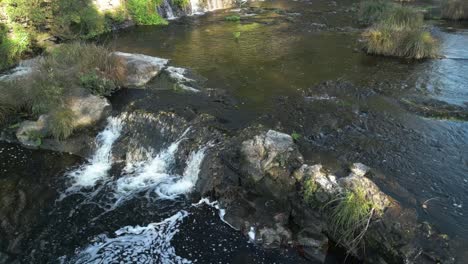 Süßwasser-Fließt-Im-Sommer-Durch-Die-Kaskade-Im-Fluss-Anllons-In-Ponteceso,-Coruña,-Spanien