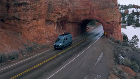 Vehicle-Driving-Passing-Through-Red-Canyon-Arch-In-Bryce-Canyon-National-Park-In-Utah,-USA